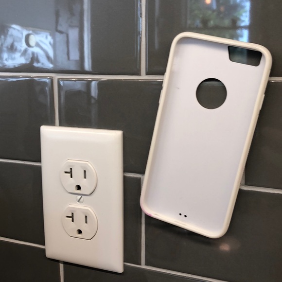 GOAT case for iPhone 6s. STICKS TO THINGS! - Picture 4 of 4